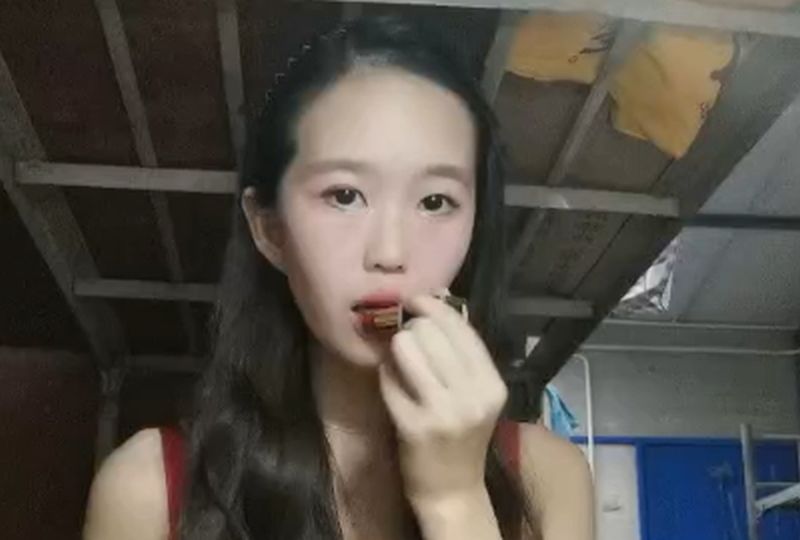 披肩发美女约炮粉丝!