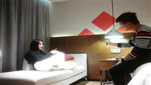 小哥约花臂纹身新人靓女啪啪