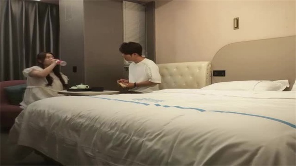 钟爱熟女-小伙爱坦克约炮肉感肥臀骚妇换上丝袜女仆装激情开操