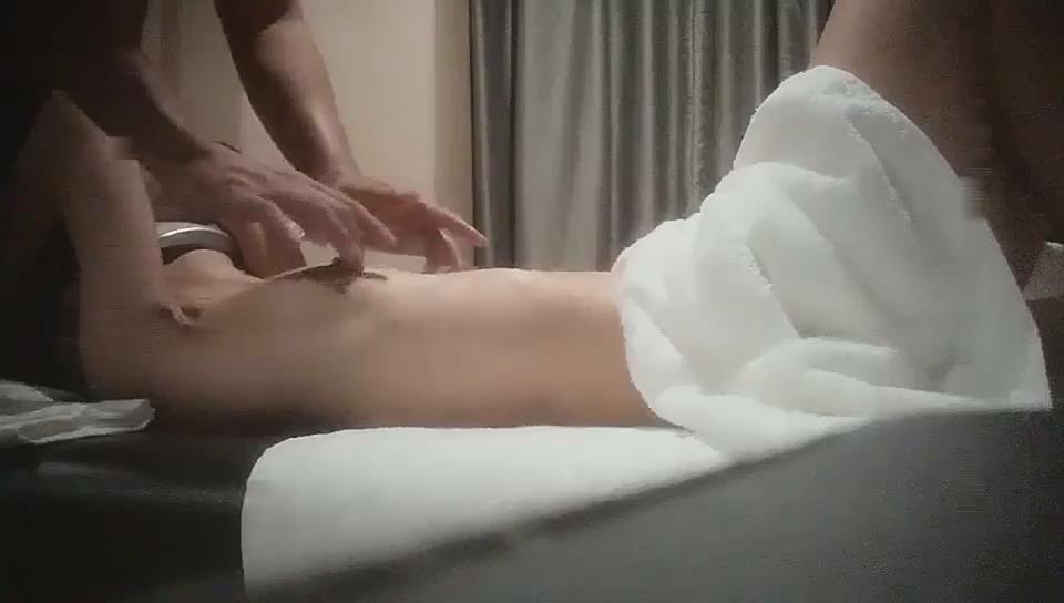 女性私密养生会所 来减压的苗条白领丽人